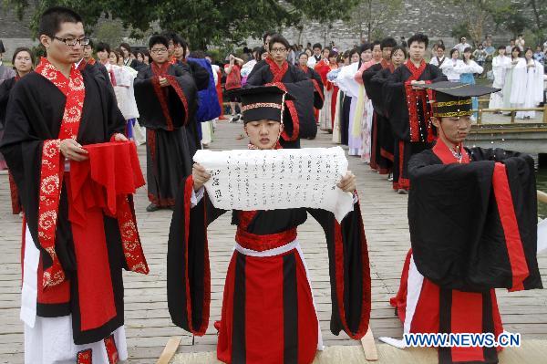 People wearing Han clothings to worship Qu Yuan