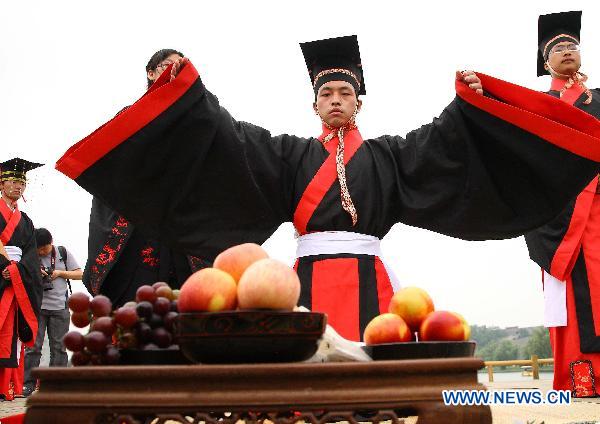 People wearing Han clothings to worship Qu Yuan