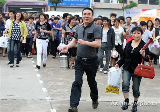 Parents deliver meals to <EM>Gaokao</EM> students