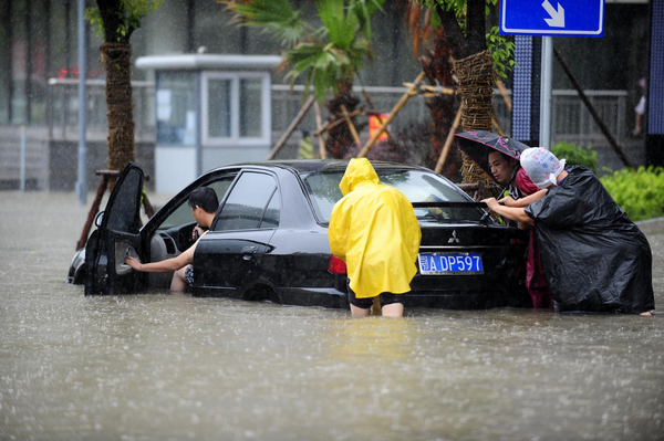 Wuhan wades through heavy rainstorm