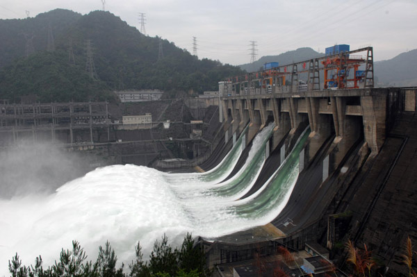 Swelling reservoir lets flood water go