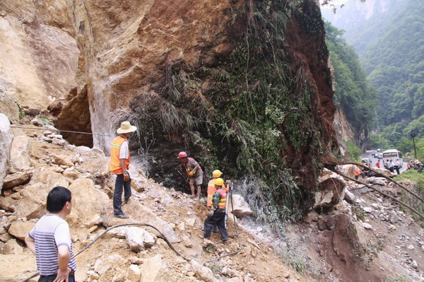 Rockfall holds up traffic in C China county