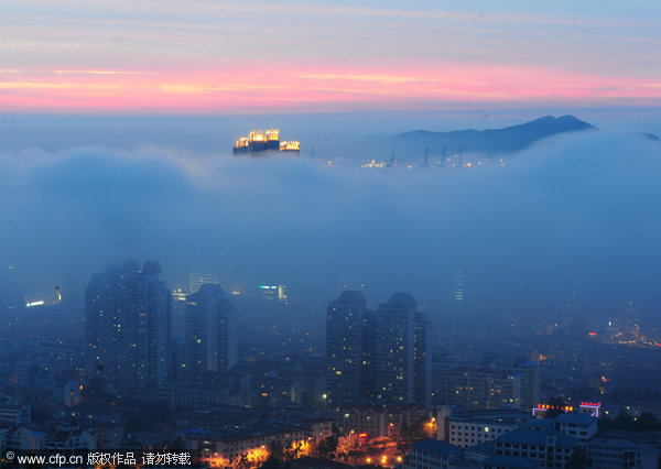 Spectacular sunset as fog shrouds E China city