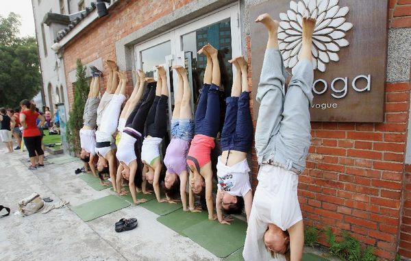 Handstand performance attracts citizens in Taipei