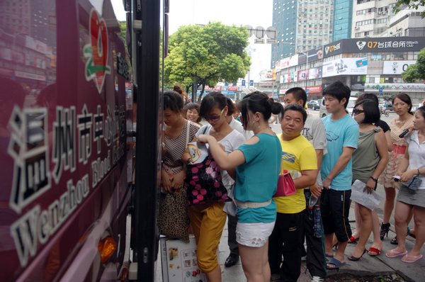Citizens flock to donate blood after train crash