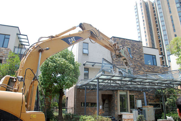 Luxury villa extensions demolished in Wuhan