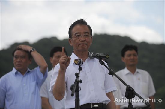 Premier Wen mourns victims of train crash