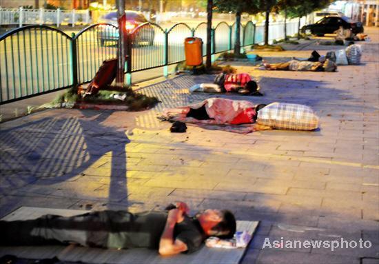 Jobless migrant workers sleep rough