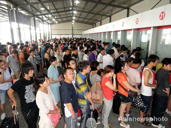 Influx of passengers crowd Suzhou railway station
