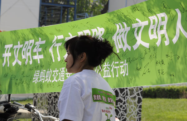 Volunteers appeal for road safety in Beijing