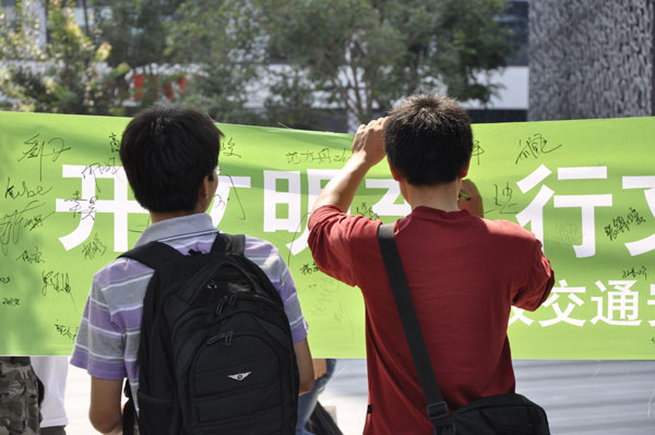 Volunteers appeal for road safety in Beijing