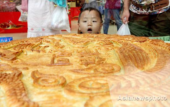 Huge mooncake served in C China