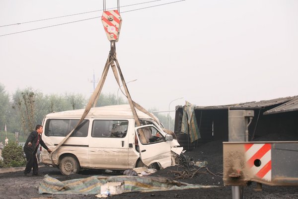 2 dead in truck, minivan crash in Beijing