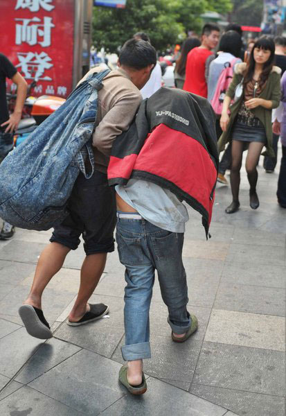 Policeman debunks street begging trick