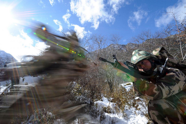 Armed police train on SW Chinese Plateau