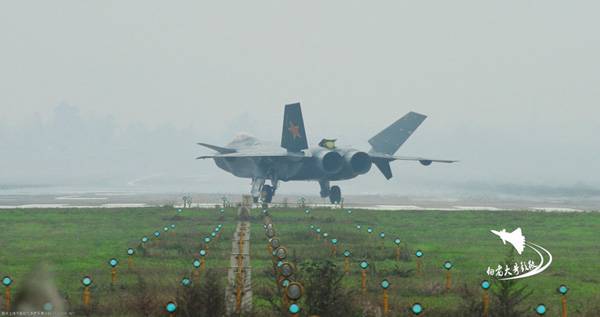 Stealth fighter J-20 conducts test flights