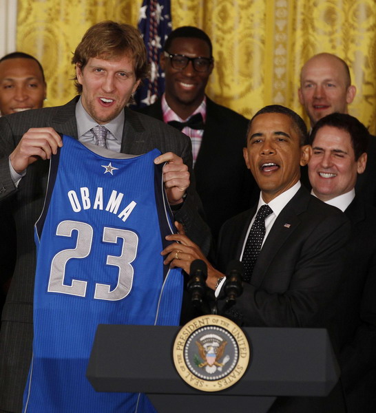 Obama hosts Mavs at White House