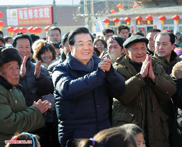 President Hu joins public to celebrate New Year