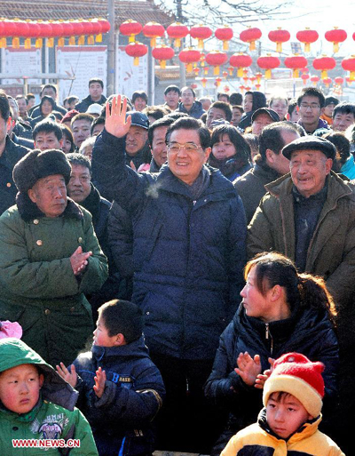 President Hu joins public to celebrate New Year