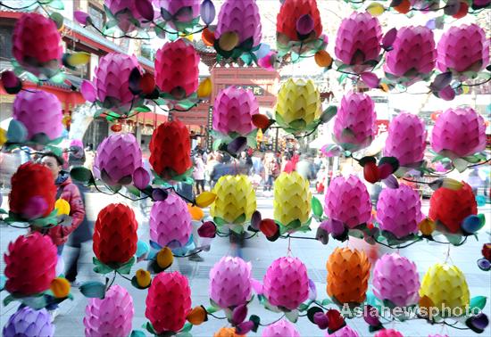 Festival lanterns draw tourists in Nanjing