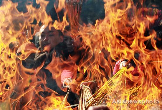 Incense and prayers for Lantern Festival