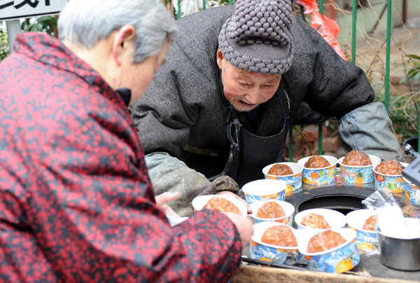 Pear seller, 89, is online star