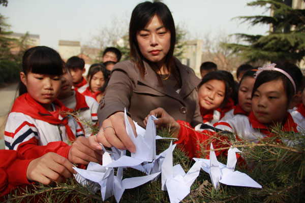 Students make paper cranes to honor martyrs