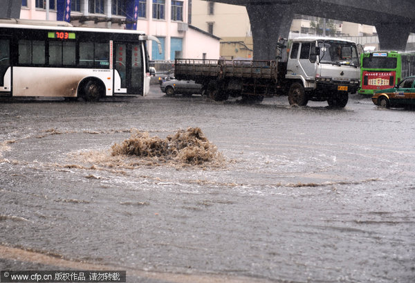 Heavy rain falls on C China city