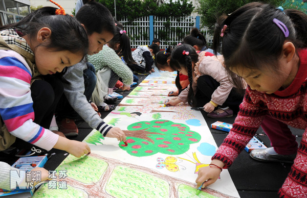 Children paint to welcome Earth Day