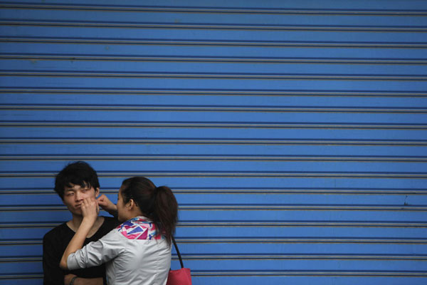 Girl helps her boyfriend squeeze pimples