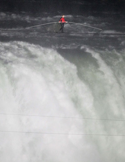 Stuntman crosses Niagara Falls on tightrope
