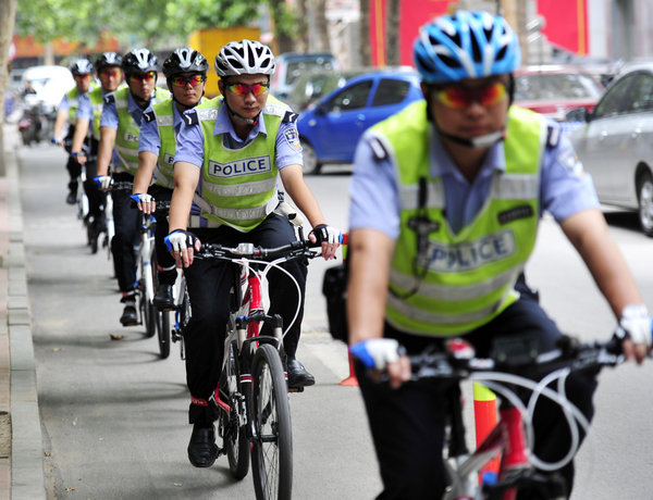 Police in E China cycle the roads