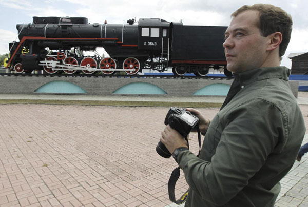 Russian PM Medvedev visits coal pit