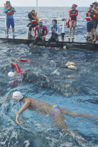 S. Korean students swim to disputed islets