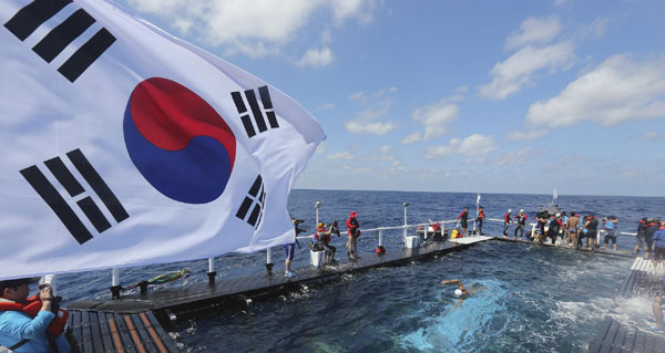 S. Korean students swim to disputed islets