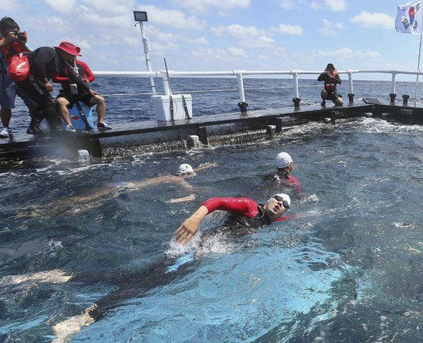 S. Korean students swim to disputed islets