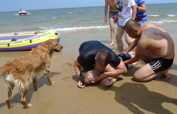 Australian saves drowning man in E China