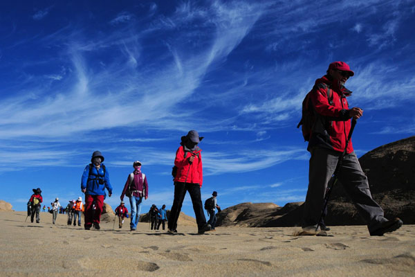 Desert hike battling nature's extremes