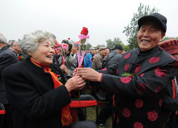 Elderly couples celebrate wedding anniversary