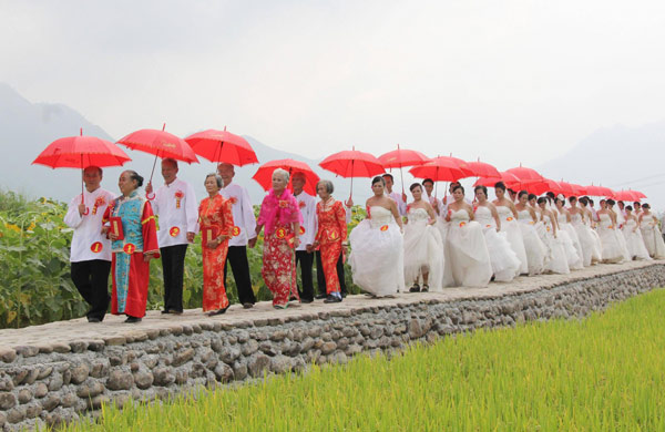 Elderly couples celebrate wedding anniversary