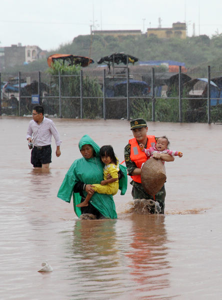 Chinese soldiers help flood evacuation in Vietnam