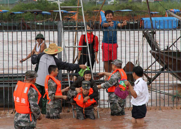 Chinese soldiers help flood evacuation in Vietnam
