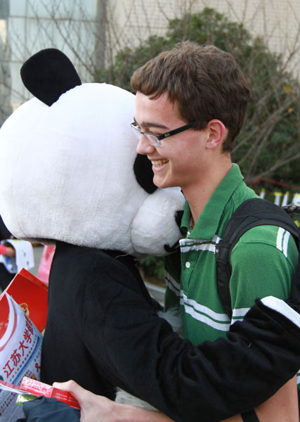 Students in E China campaign for AIDS awareness