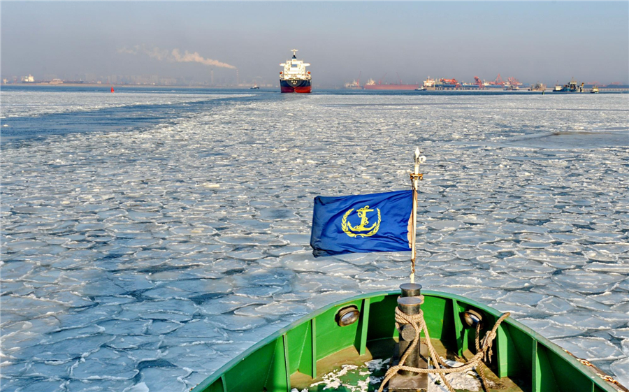 Cold snap creates thick sea ice in Bohai Bay