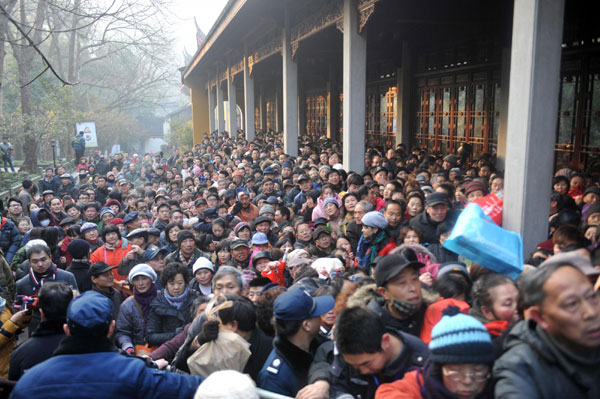 Temple distributes porridge, causing disorder