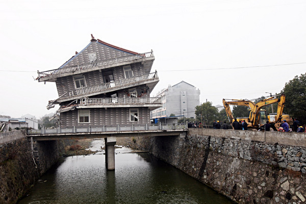 Bridge house demolished in E China