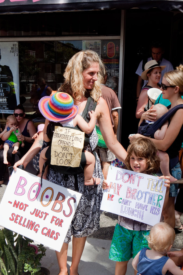 Nursing mothers stage Sydney cafe protest