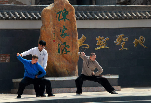 Foreigners on tai chi vacations in China