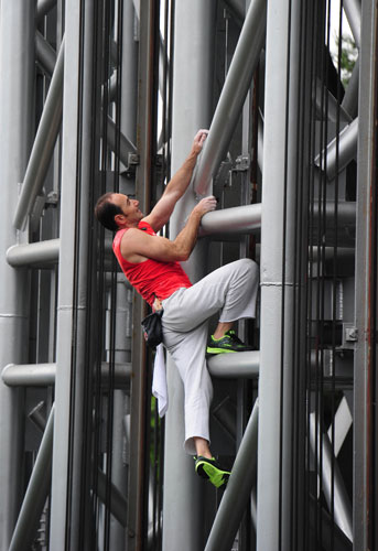 French 'spiderman' scales highest outdoor elevator