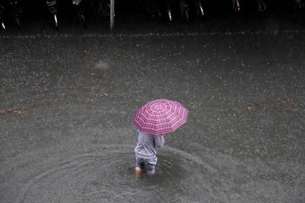 Torrential rain hits E China, slowing traffic